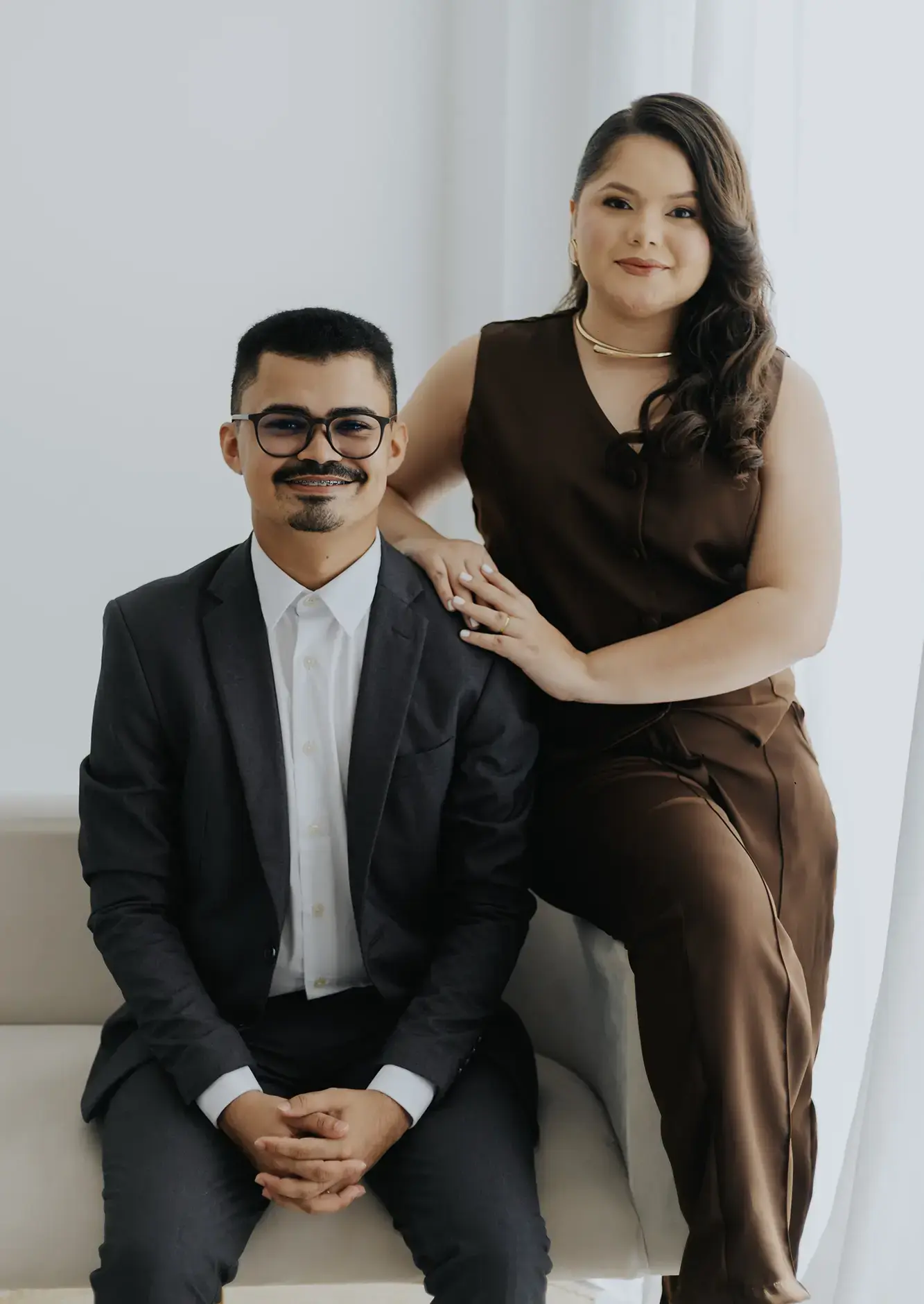 Cerimonialista conduzindo a noiva durante o casamento